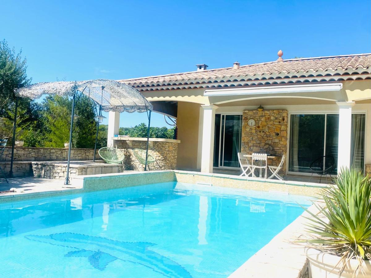 Villa نيم المظهر الخارجي الصورة