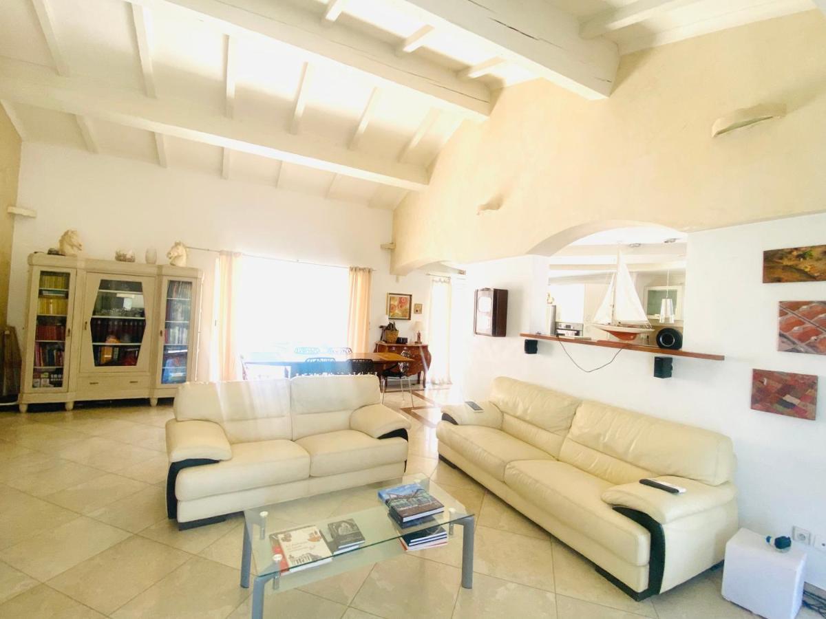 Villa نيم المظهر الخارجي الصورة